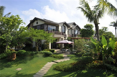 鸡蛋碰石头这是什么歌（鸡蛋碰石头下一句是什么?）